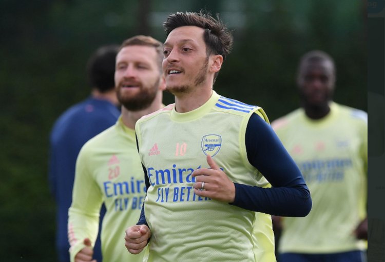 Ozil left out of Arsenal's Europa League squad