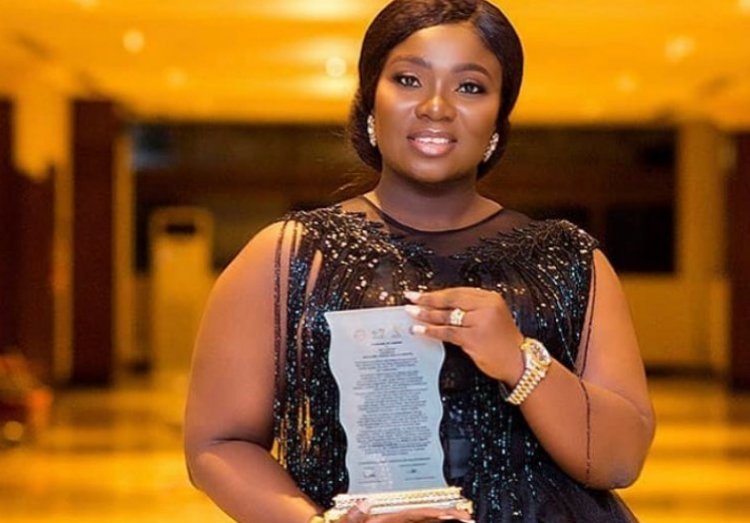 Adu Safowaa embarrasses Stacy Amoateng over fake awards