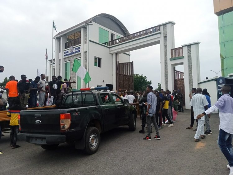 End SARS: Protesters Block Kogi Govt house, Denies Security Operatives Access