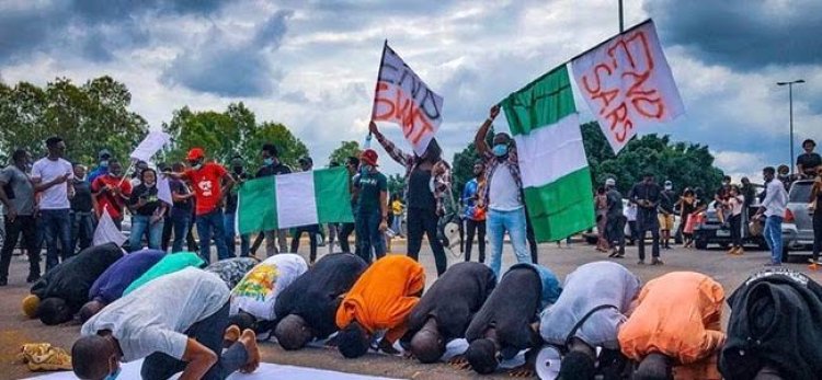End SARS: Muslim Protesters Hold Jummat Prayers On The Road