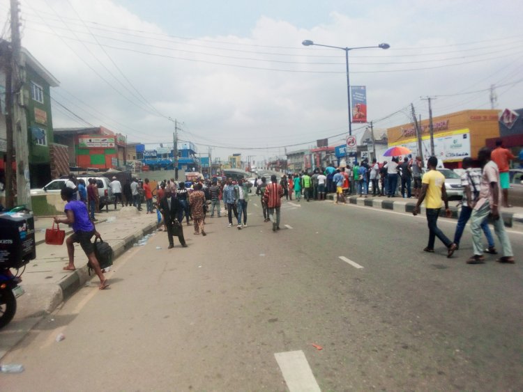 Chaos In Lagos As Police Battle Hoodlums Attempting To Loot Computer Village