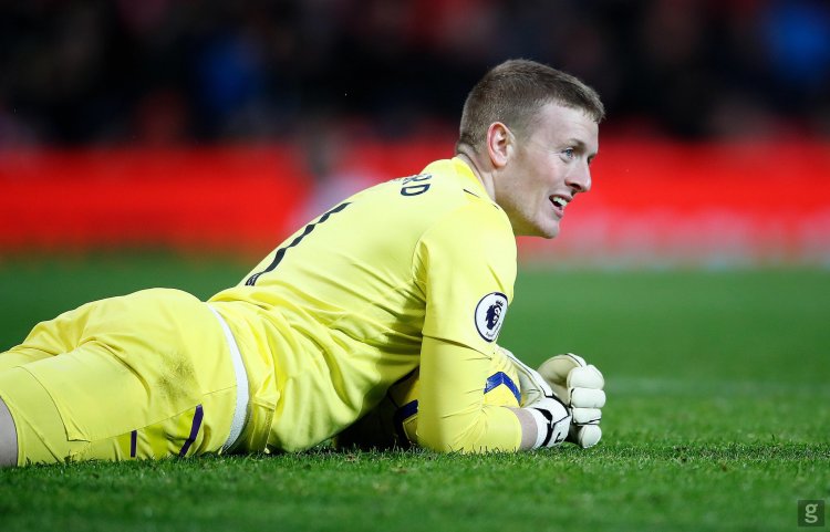 Pickford hires guards to protect his home after Van Dijk's injury