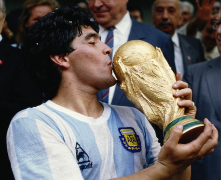 Argentine genius, Maradona is dead