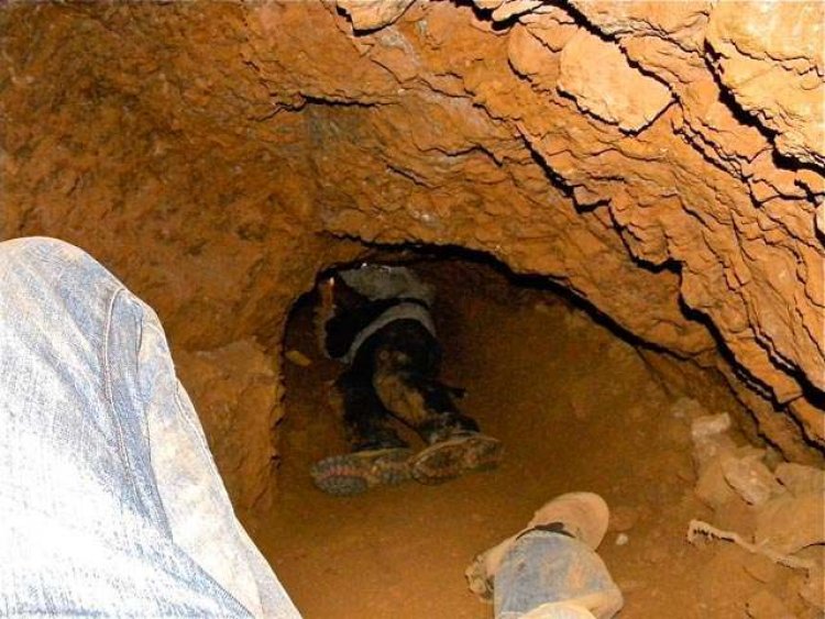 C/R: 8 dead in illegal mine collapse