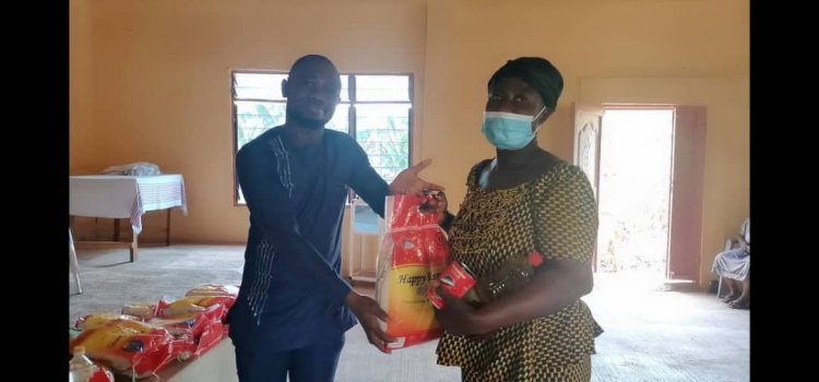 Otec FM journalist donates to residents in the Amansie South District