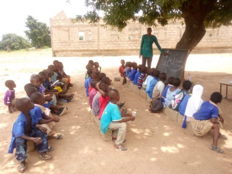 Kosane M/A primary pupils study in dust over lack of classroom           