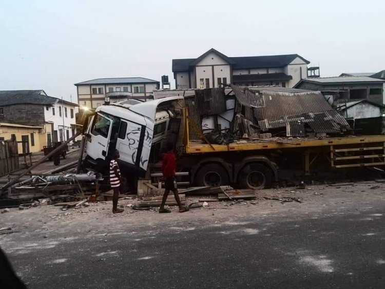 Articulator Truck Runs Into A House In Takoradi