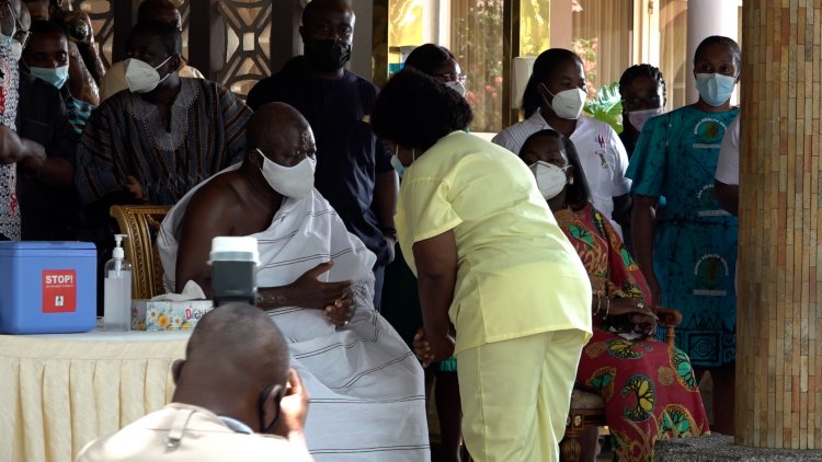 (PHOTOS) Asantehene takes covid-19 vaccine at Manhyia