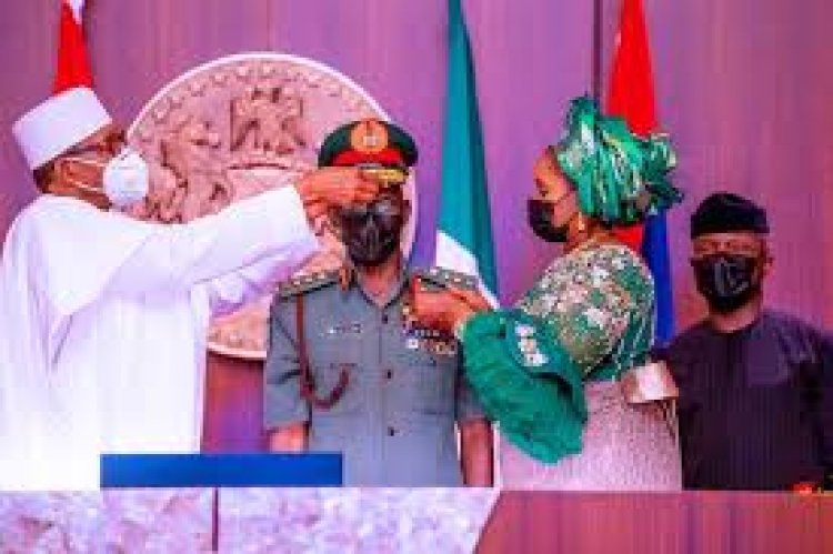 President Buhari Decorates New Service Chiefs