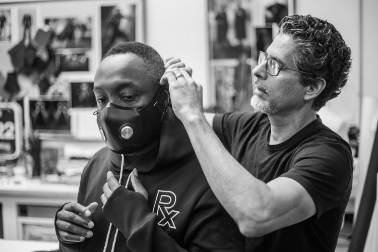 Will.I.am Makes Face-mask With Earphones and Bluetooth