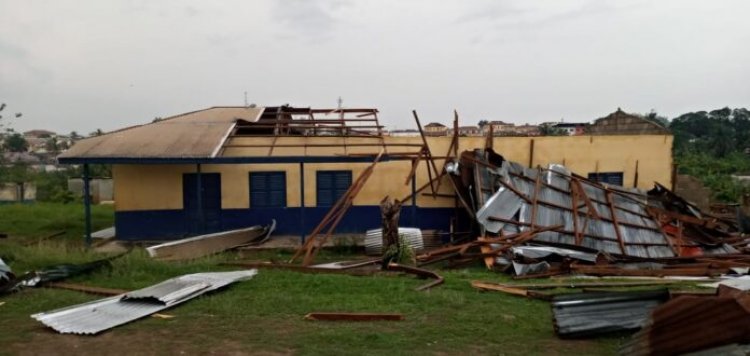 Strong rainstorm injures 10 people, rips off more than 100 buildings at Akyem Oda   