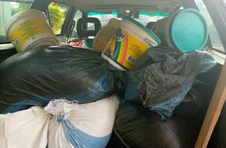 Students Impound Taxi Cap Loaded with 'stolen' school food Items