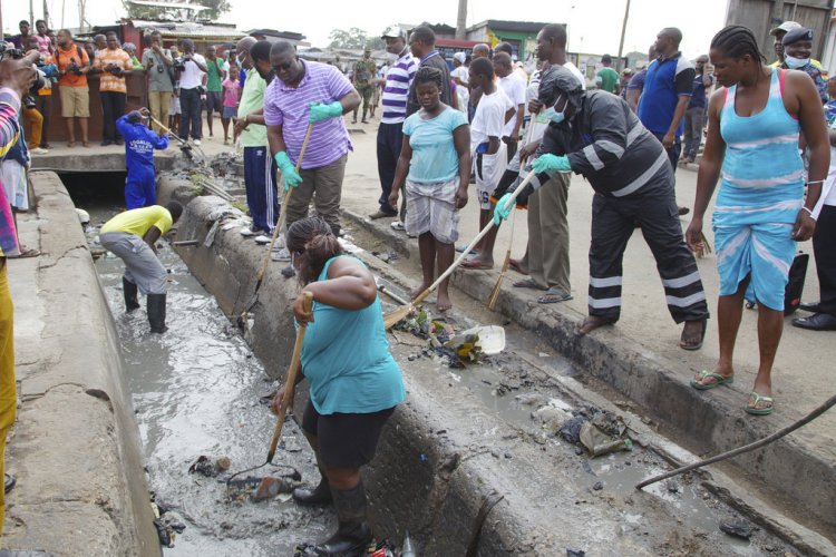 Omanhemaa of Ahafo Kenyasi number 1 organizes clean up exercise  