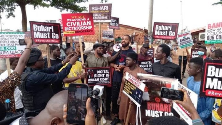 ‘Buhari Must Go’ Protesters Block Abuja Airport Road