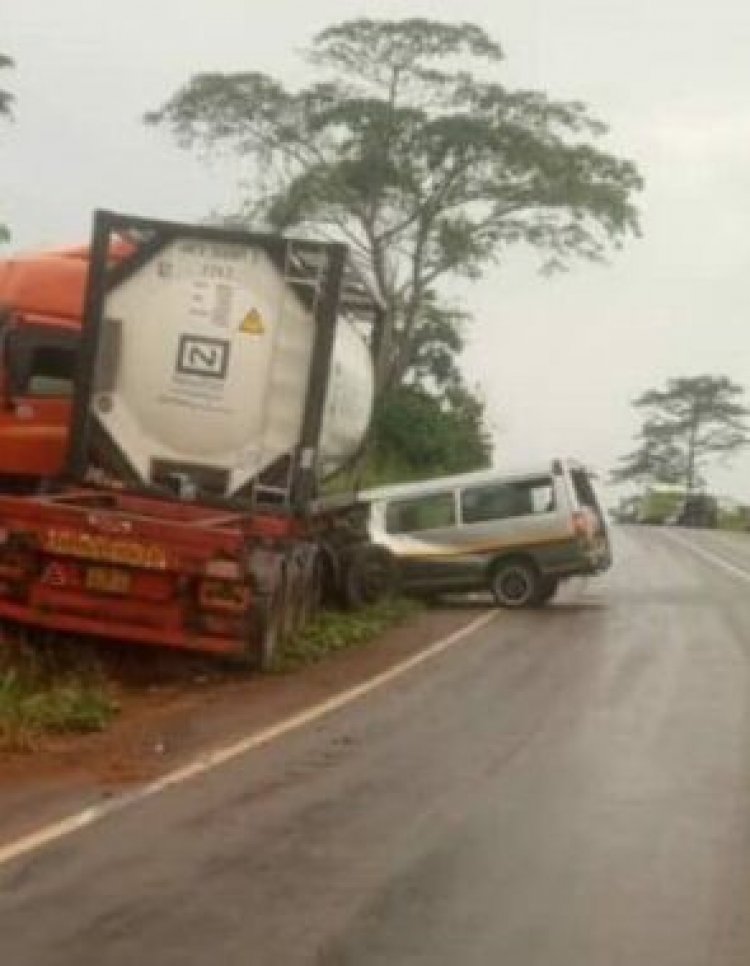 Hyundai H100 Collide Head-On With Tanker Truck 