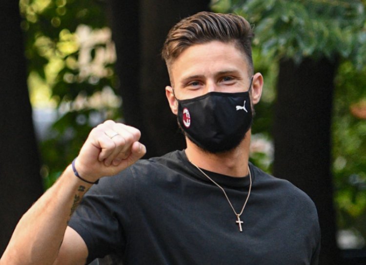 Giroud waves at AC Milan fans as he heads into clinic for medical ahead of transfer