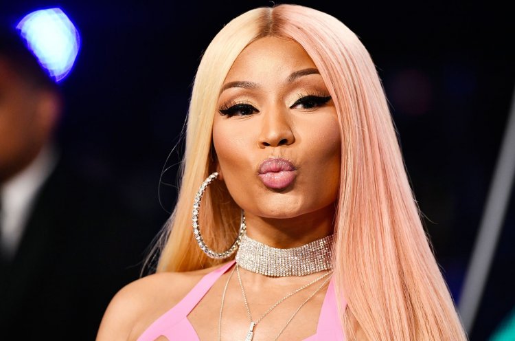 Nicki Minaj Helps Guard Who Allowed Fan To Rap