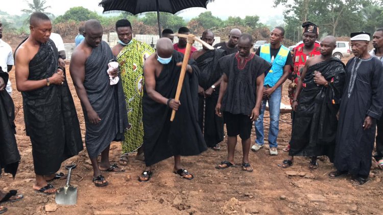 Baffuor Kofi Agyei cut sod to begin Pakyi No. 2 Palace construction