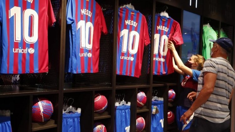 Barcelona returns Messi’s shirts to Nike