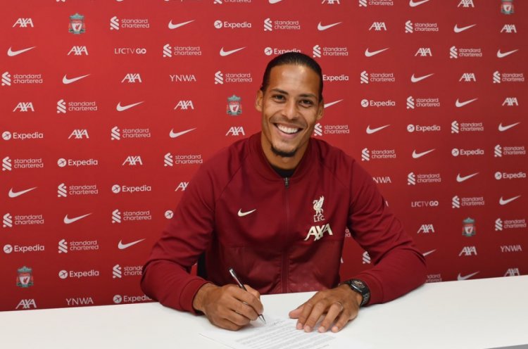 Van Dijk signs a new four-year Liverpool contract