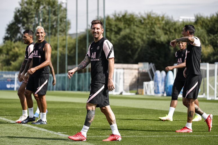 Lionel Messi trains with PSG team-mates for the first time