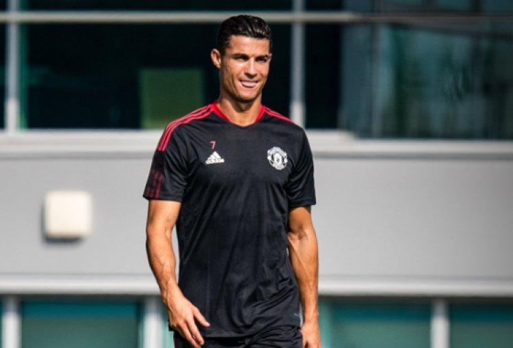 Ronaldo trains with Man United
