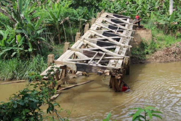 Farmers in 12 Communities Stage Demo Over Collapsed Foot Bridge at Okorase 