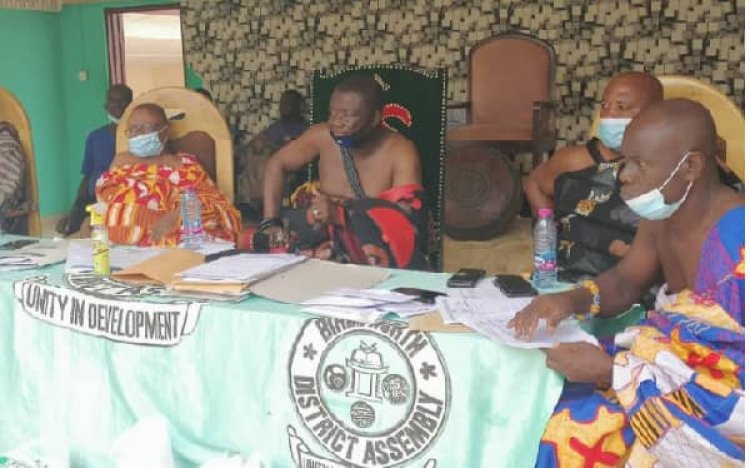Angry Chiefs In Birim North intervene DCEs Engagement With Market Women