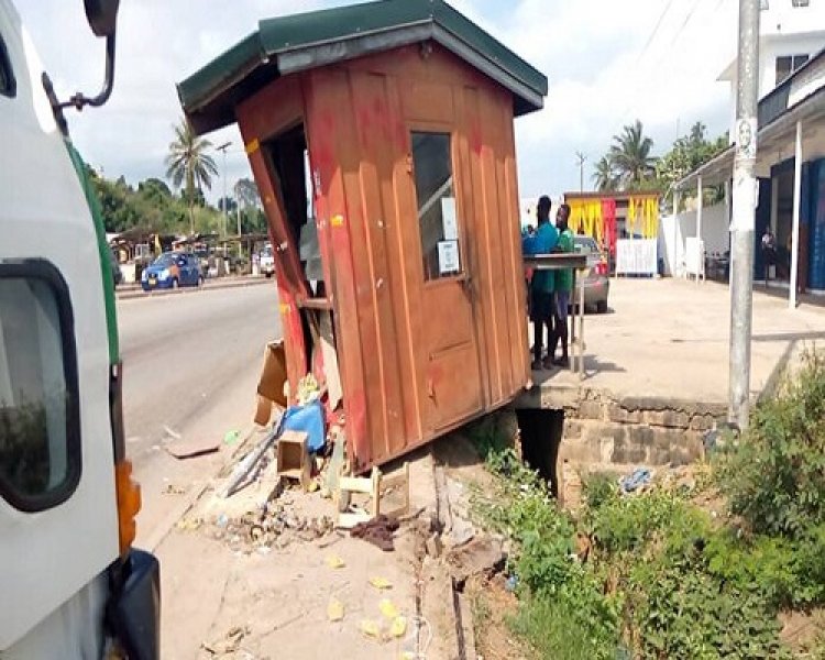 Tollbooth Operator, 5 Others in critical condition as truck crashes hawkers