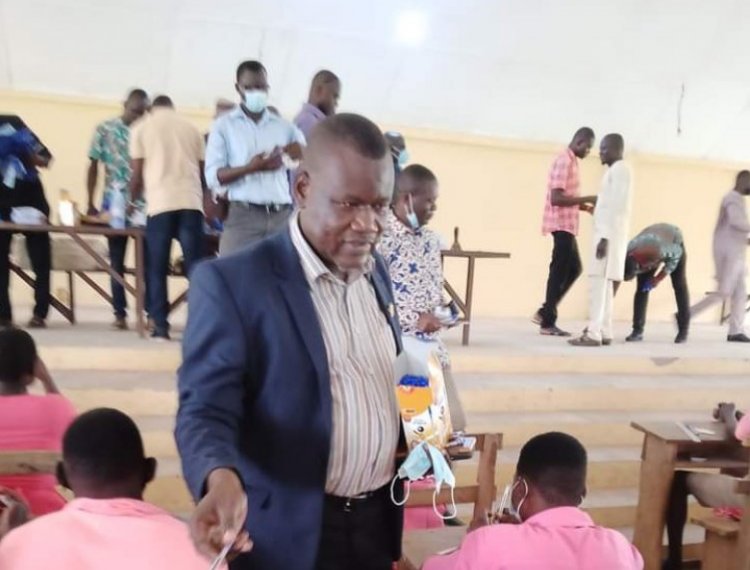 Nanumba North MCE Donates Pens to WASSCE Candidates