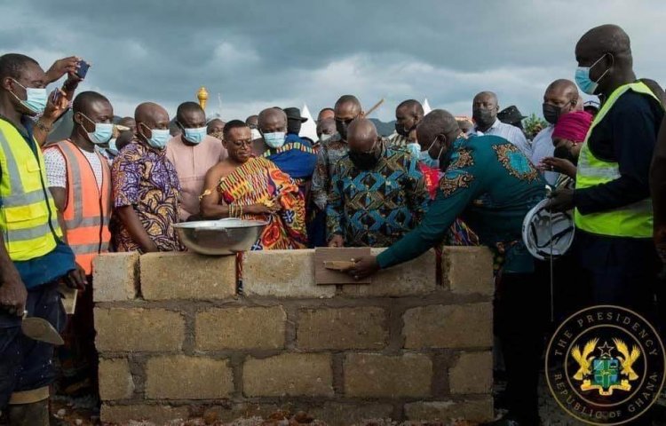 President Akufo Addo cut sod for the construction of the Obuasi hospital