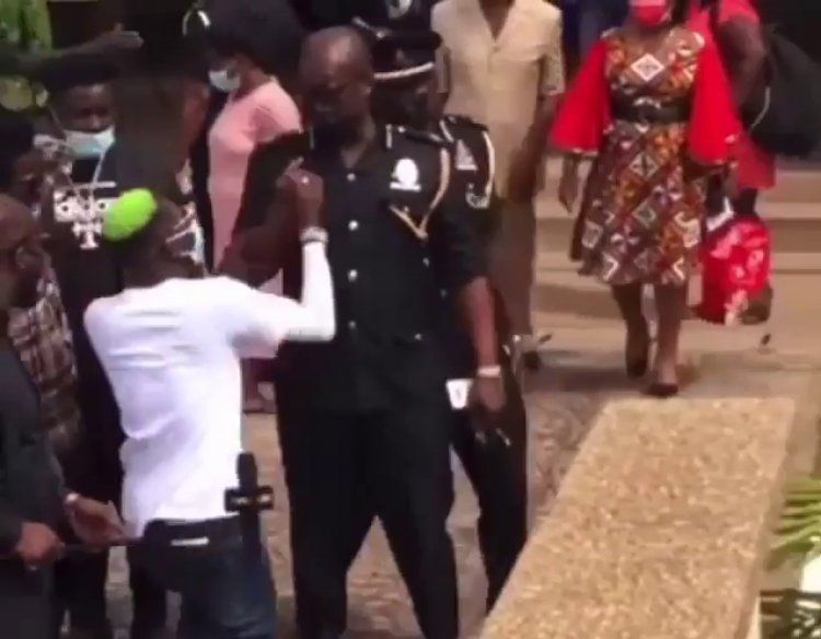 VIDEO: Shatta Wale takes a knee, apologise to IGP for gross misconduct