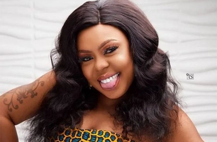 Afia Schwar breaks down in tears seeing her father’s old photos