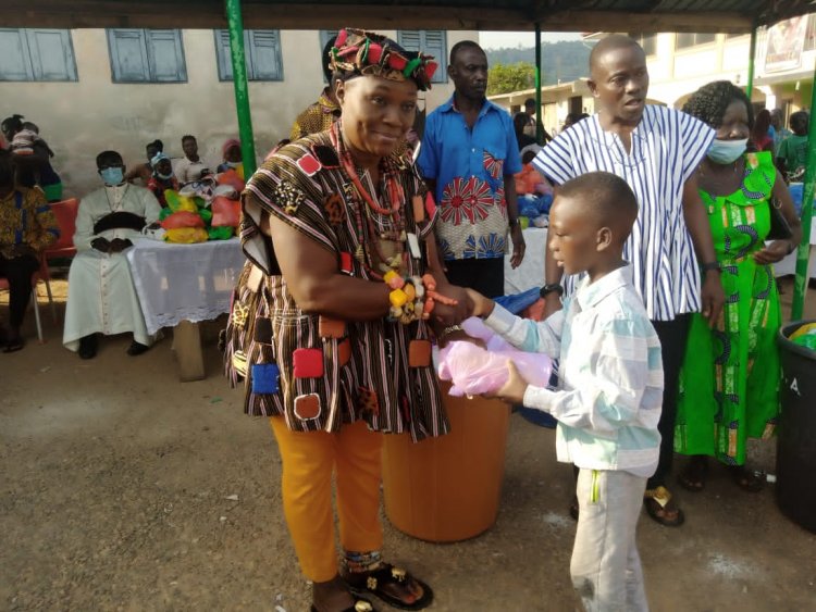 Kwahu Obo Queen-Mother  Fetes 1000 Children  And Ages To Celebrate This New Year