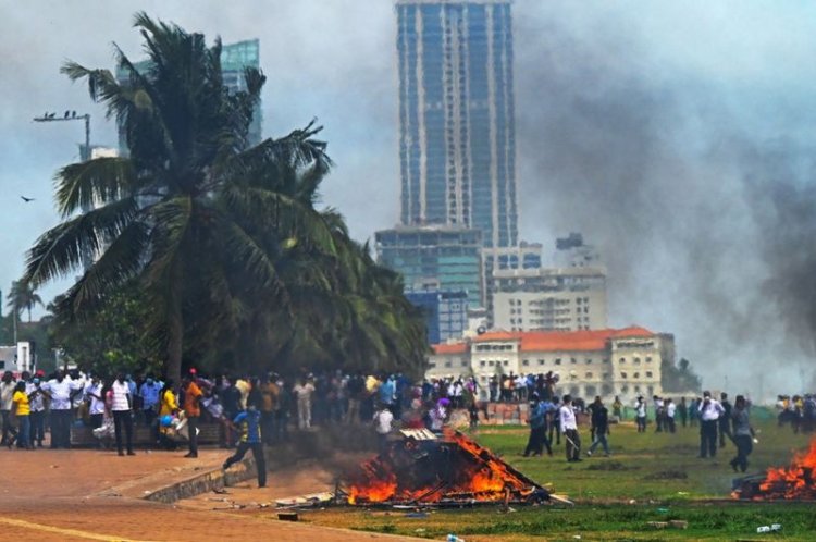 Pro-government supporters attack demonstrators in Colombo during the Sri Lankan crisis.