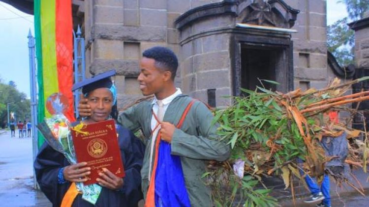 Firewood-carrying graduate lauded for mum tribute