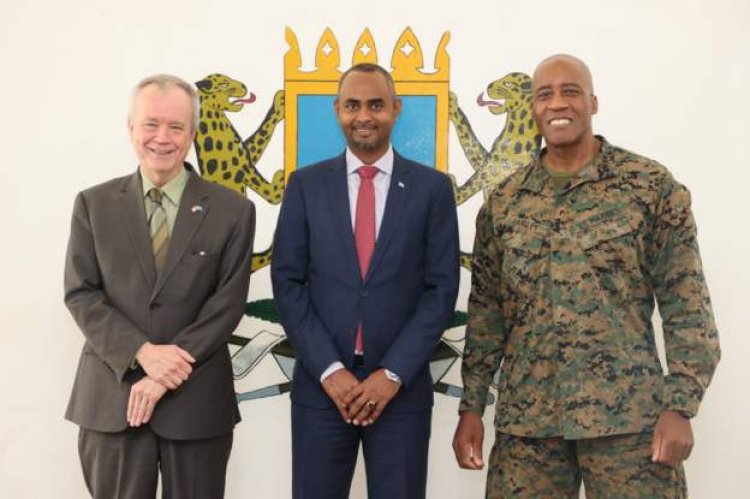 Somali minister and US commander hold security talks
