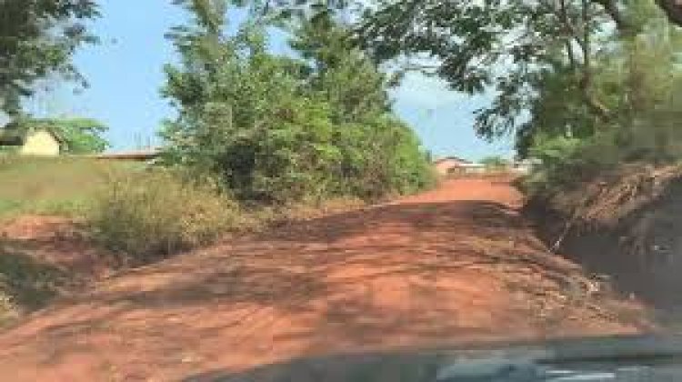 Residents Of Kwahu Osubeng Angry At Akufo-Addo Over Deplorable Road