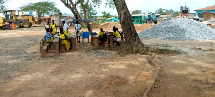 Pupils In Assign Bereku Methodist Forced To Study Under Trees And Open Spaces Because Of Dilapidated Classroom Block