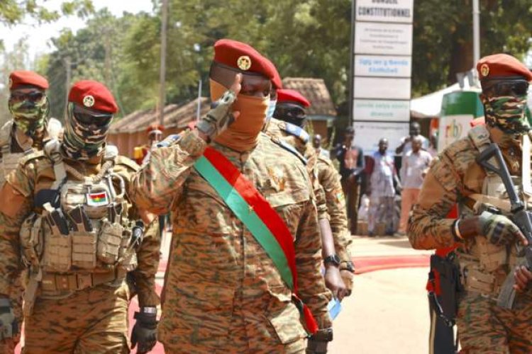 Burkinabè leader visits troops in troubled region