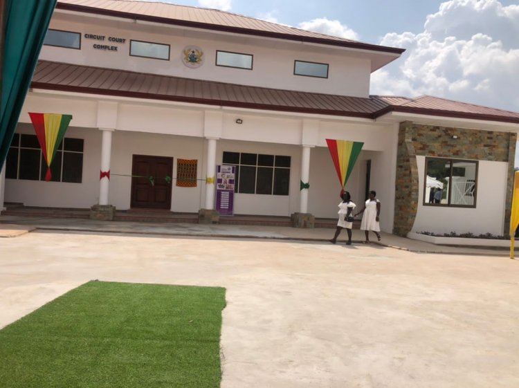 Kwahu Nkwatia Nkosuohene  Builds And Hands Over New Circuit  Court Facility To Kwahu East District