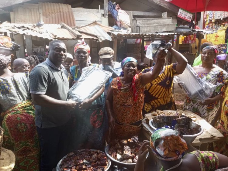 Lower West Akim NDC Parliamentary Hopeful And Kwahu Lane Branch Executives Donate Street Bulbs To Asamankese Central Market