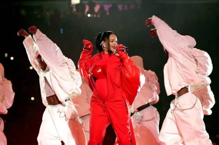 Super Bowl: Rihanna Performs Hits With ‘Baby Bump’