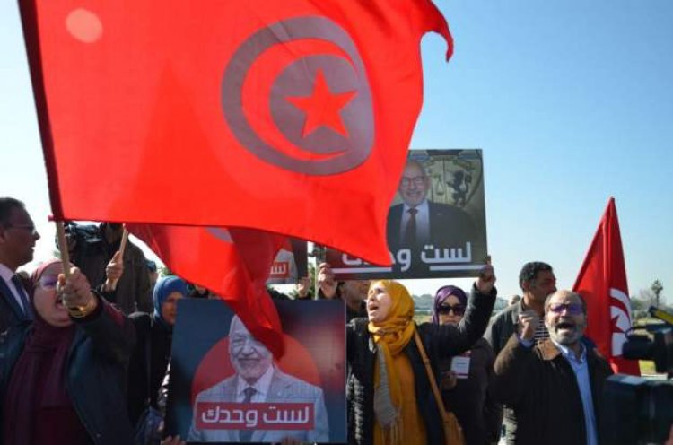 Tunisia bans opposition protest as officials held