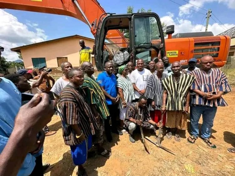 As Spilled Waters Recede: Ibrahim Mahama Cuts Sod To Construct New Roads,Gutters And Drains At Mepe 