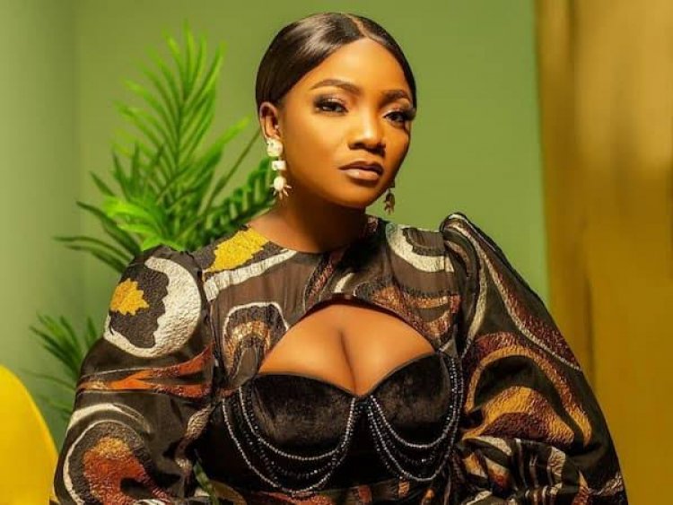 Hardship: 'Let firstborns Breathe' – Singer Simi Tells Nigerians
