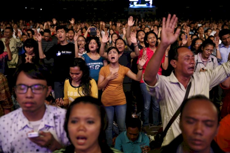 Christians struggling to keep and build churches in Indonesia as authorities try to close them down