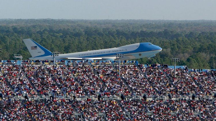 Trump campaign manager deletes dramatic Air Force One photo after people point out it's from 2004