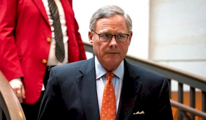 Richard Burr: US Senate intelligence chief quits amid virus trading scandal