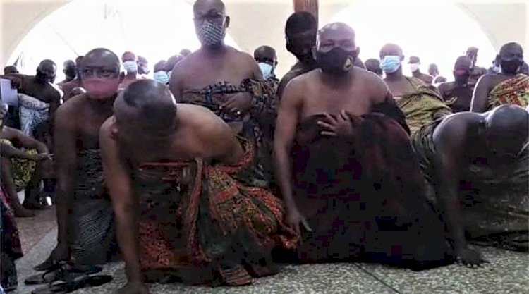Bantamahene kneels before Otumfuo to seek mercy over destoolment [Video]